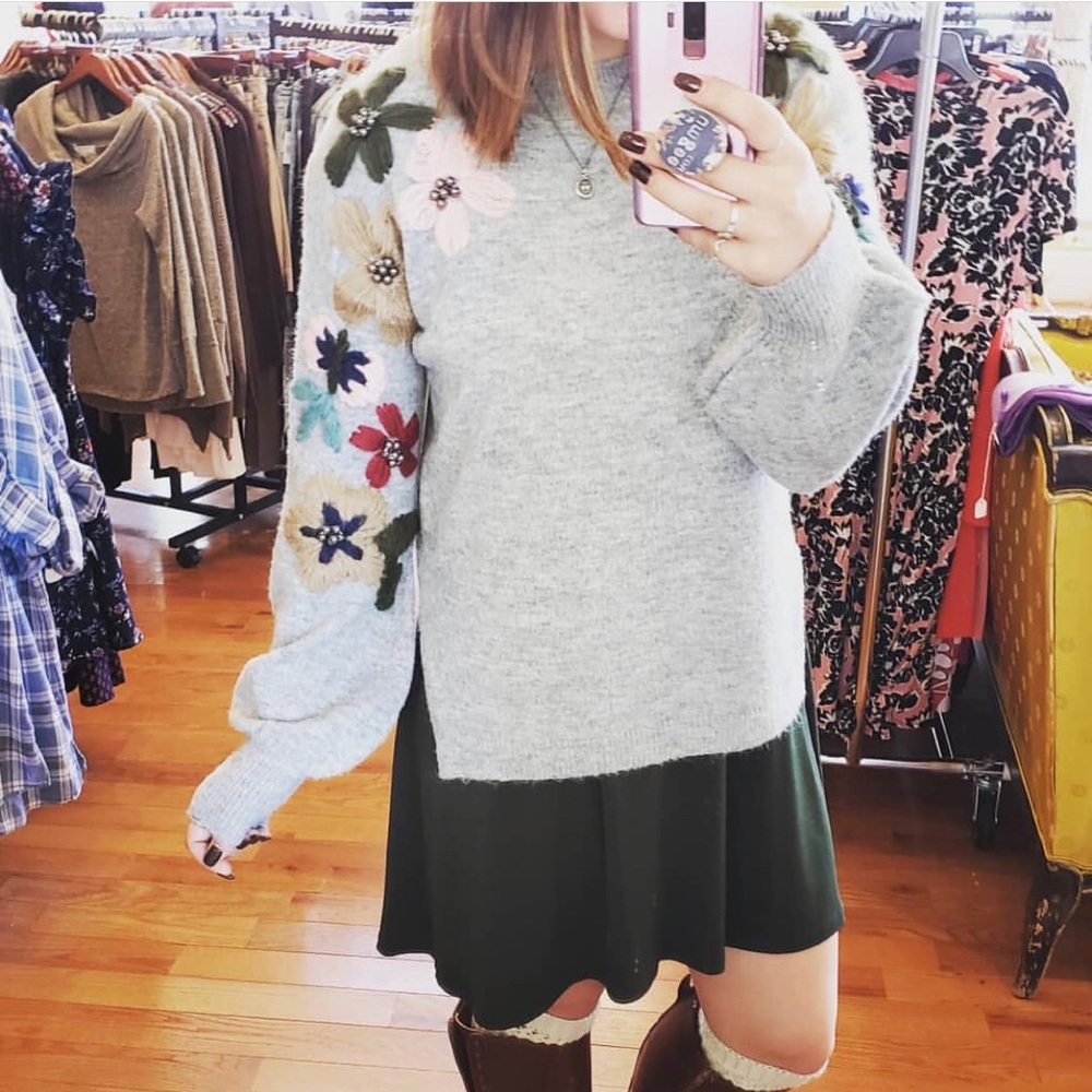 Embroidered sweater with blouse the sleeves